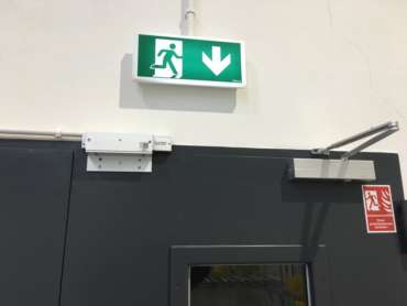 Oświetlenie awaryjne – od czego zależy cena przeglądu i naprawy?