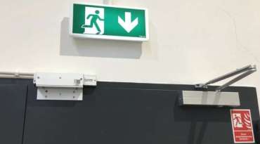 Oświetlenie awaryjne – od czego zależy cena przeglądu i naprawy?